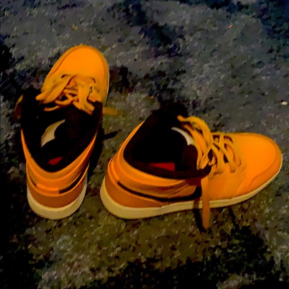 Jordan 1 yellow size 9